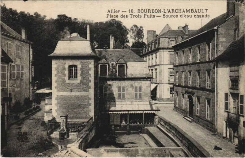 Carte postale ancienne Bourbon-l'Archambault Place des Trois Puits à Bourbon-l'Archambault