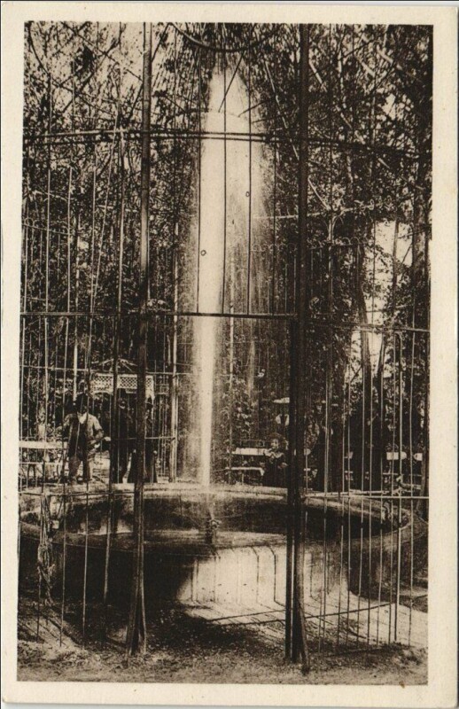 Carte postale ancienne Vichy Source intermittente à Vichy