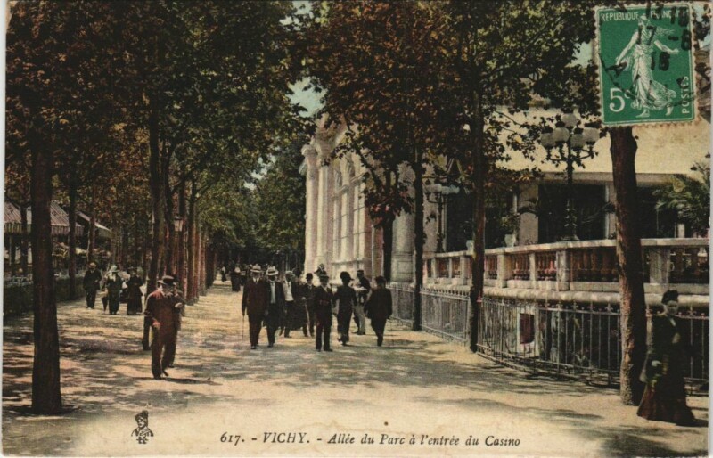 Carte postale ancienne Vichy Allee du Parc a l'entree du Casino à Vichy