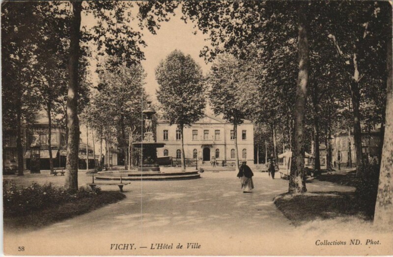 Carte postale ancienne Vichy Hotel de Ville à Vichy