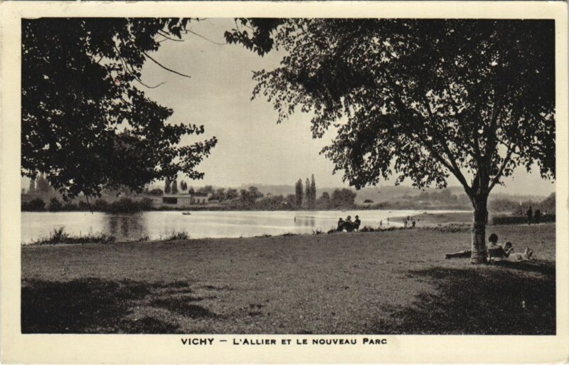 Carte postale ancienne Vichy Allier et le nouveau Parc à Vichy