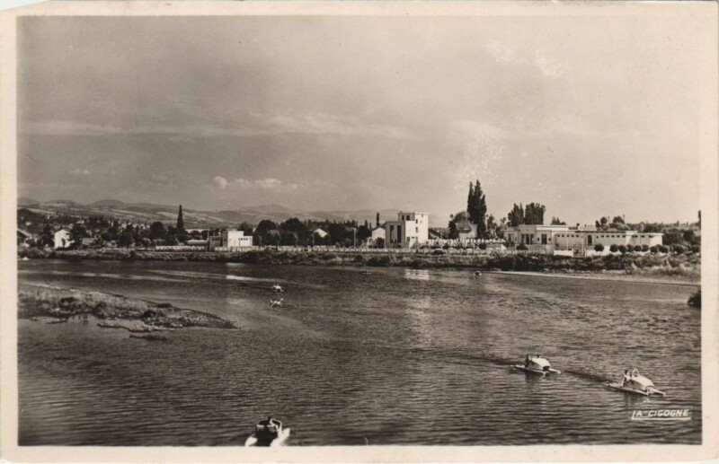Carte postale ancienne Vichy vue sur l'Allier et le stade nautique de Bellerive à Vichy