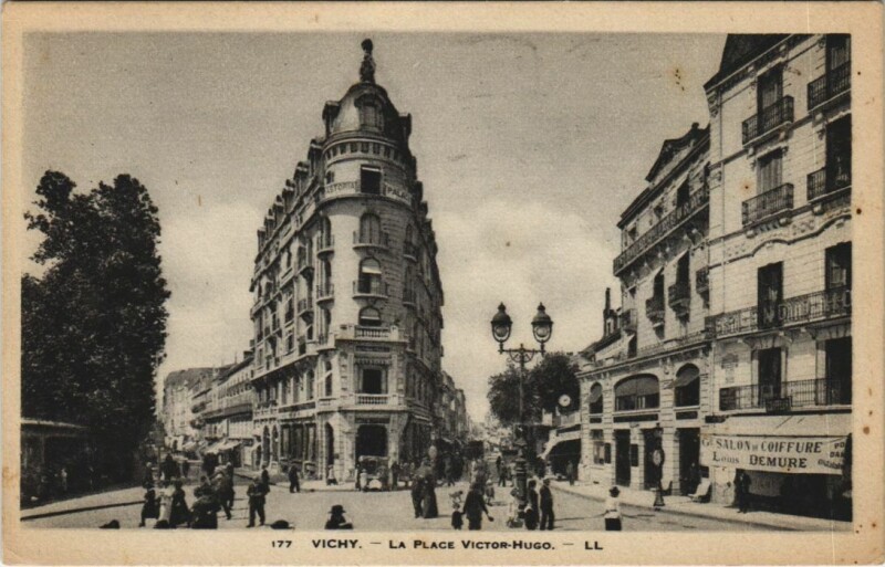 Carte postale ancienne Vichy La Place Victor Hugo à Vichy