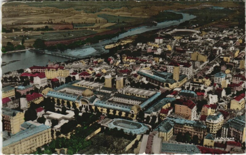 Carte postale ancienne Vichy vu en avion à Vichy