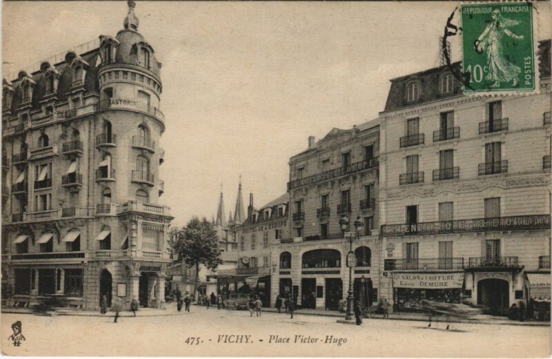 Carte postale ancienne Vichy Place Victor Hugo à Vichy