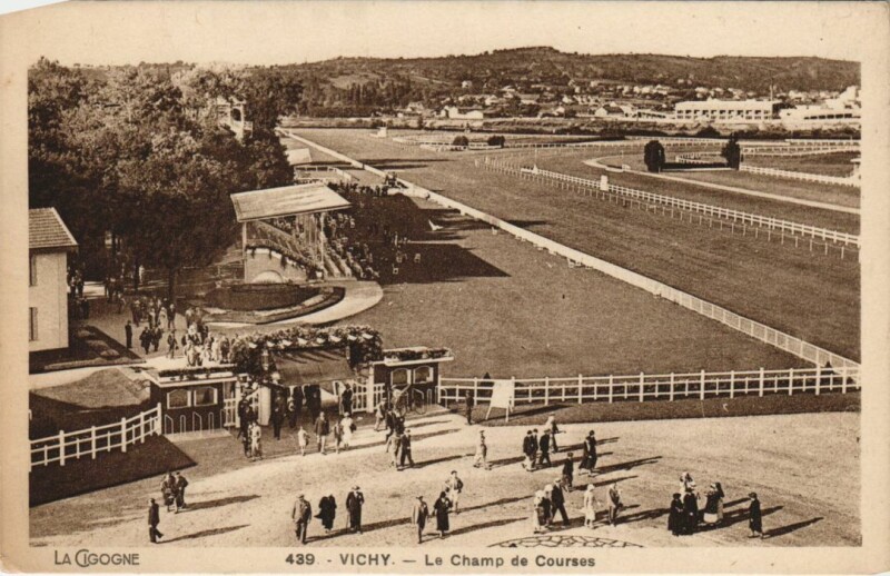 Carte postale ancienne Vichy Le Champ de Courses à Vichy