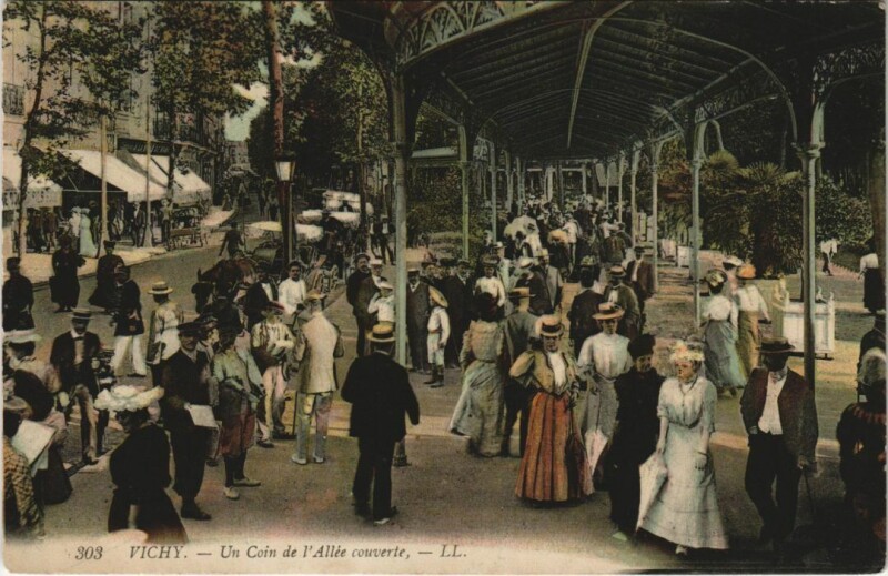 Carte postale ancienne Vichy Un coin de l'Allee couverte à Vichy