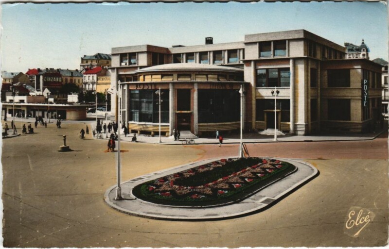 Carte postale ancienne Vichy La nouvelle Poste et la Gare Routiere à Vichy