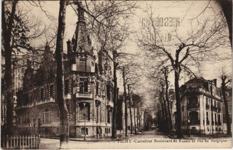 Carte postale ancienne Vichy Carrefour Boulevard de Russie à Vichy