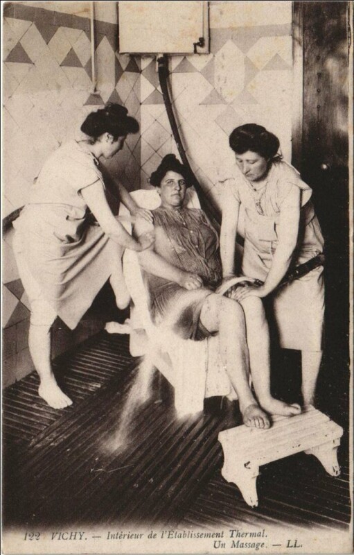 Carte postale ancienne Vichy Interieur de l'Etablissement Thermal ,Un Massage à Vichy