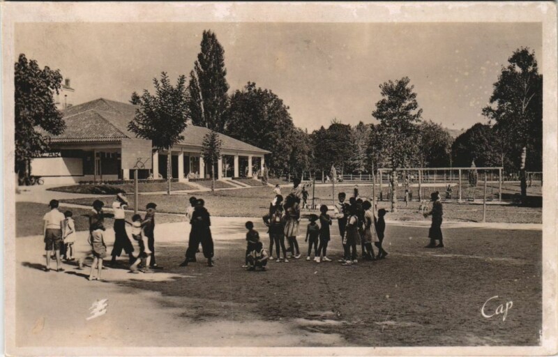 Carte postale ancienne Vichy Le Parc des Enfants à Vichy
