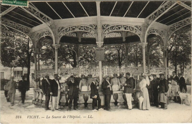Carte postale ancienne Vichy Source de l'HOpital à Vichy