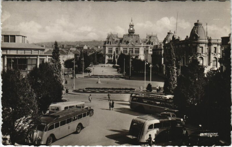 Carte postale ancienne Vichy Esplanade de l'Hotel de Ville à Vichy
