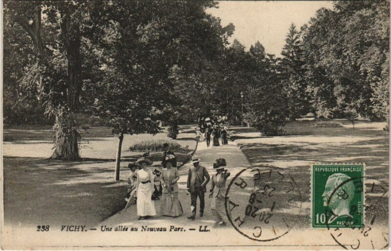 Carte postale ancienne Vichy Une Allee au Nouveau Parc à Vichy