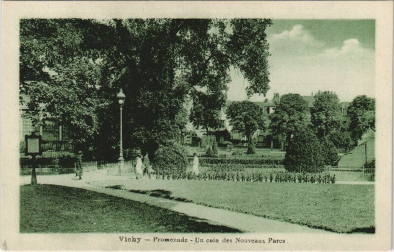 Carte postale ancienne Vichy Promenade, Un coin des Nouveaux Parcs à Vichy