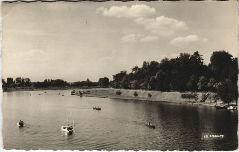 Carte postale ancienne Vichy vue sur l'Allier et les quais à Vichy