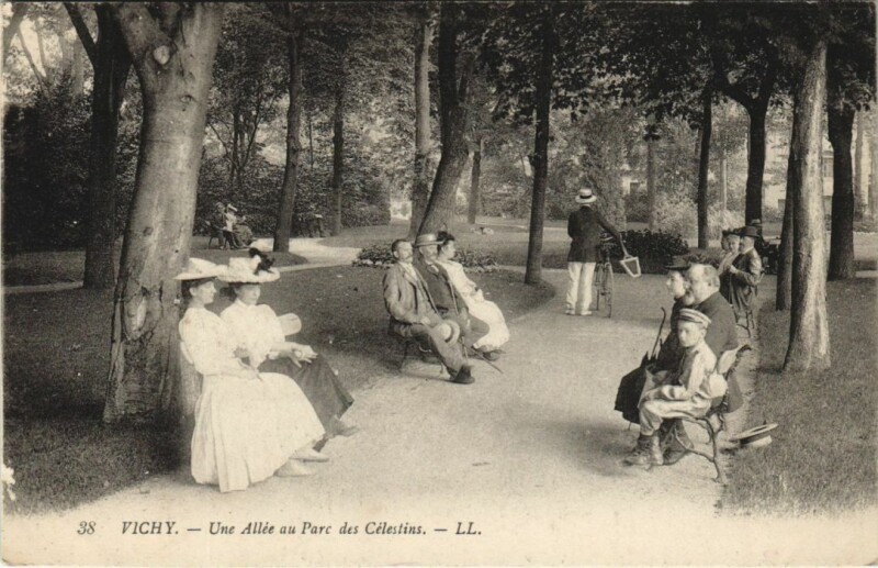 Carte postale ancienne Vichy Une Allee au Parc des Celestins à Vichy