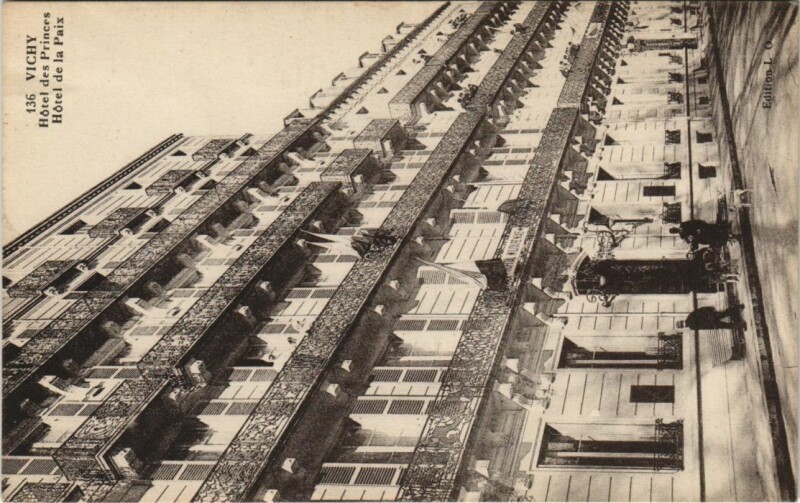 Carte postale ancienne Vichy Hotel des Princes, Hotel de la Paix à Vichy