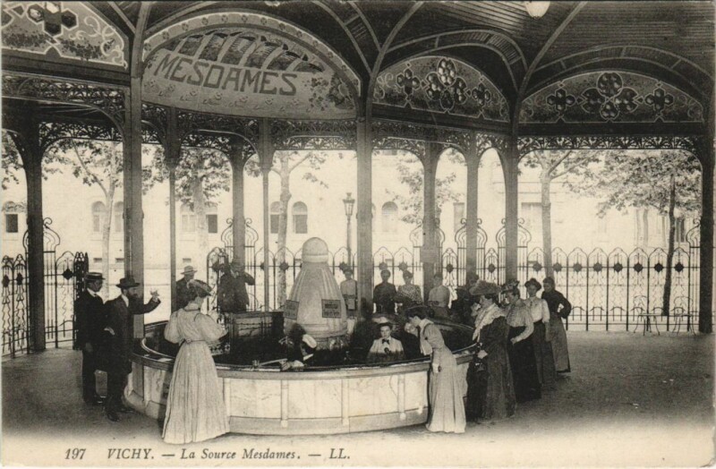 Carte postale ancienne Vichy Source Mesdames à Vichy