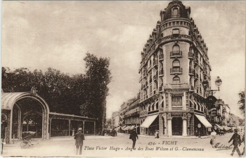 Carte postale ancienne Vichy Place Victor Hugo à Vichy