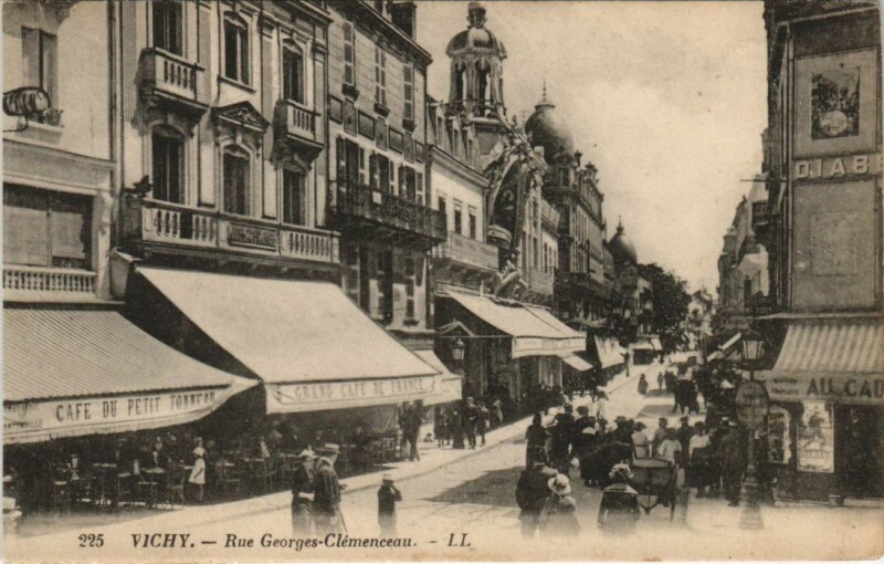 Carte postale ancienne Vichy Rue Clemenceau à Vichy
