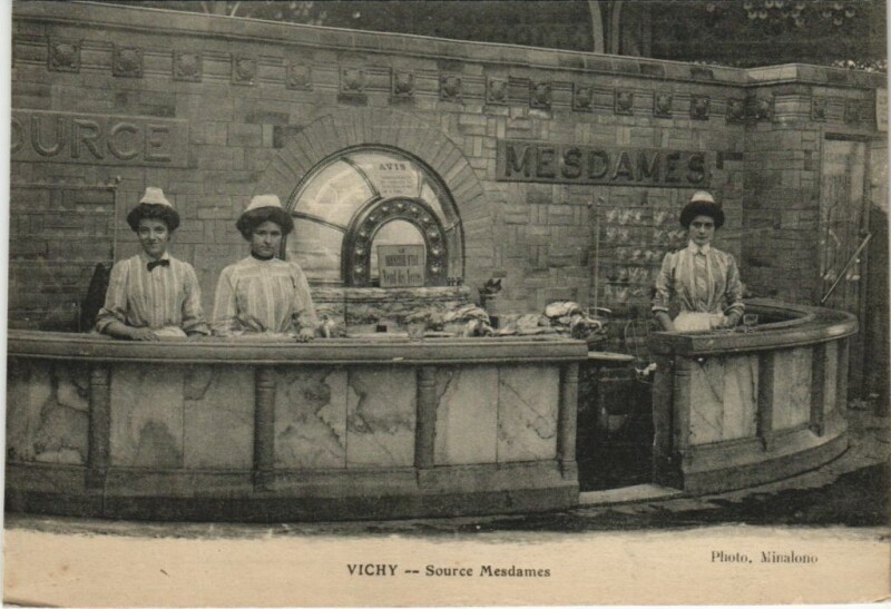 Carte postale ancienne Vichy Source Mesdames à Vichy