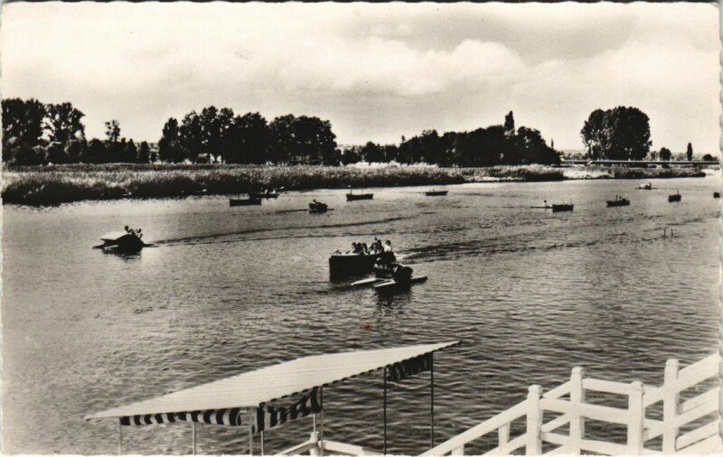 Carte postale ancienne Vichy Canootage sur l'Allier à Vichy