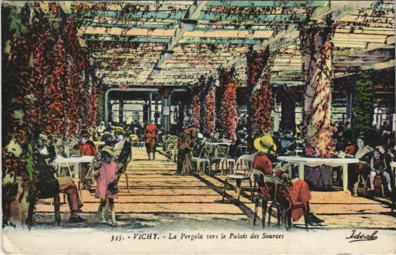 Carte postale ancienne Vichy La Pergola vers le Palais des Sources à Vichy