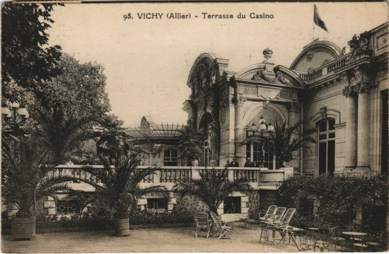 Carte postale ancienne Vichy Terrasse du Casino à Vichy