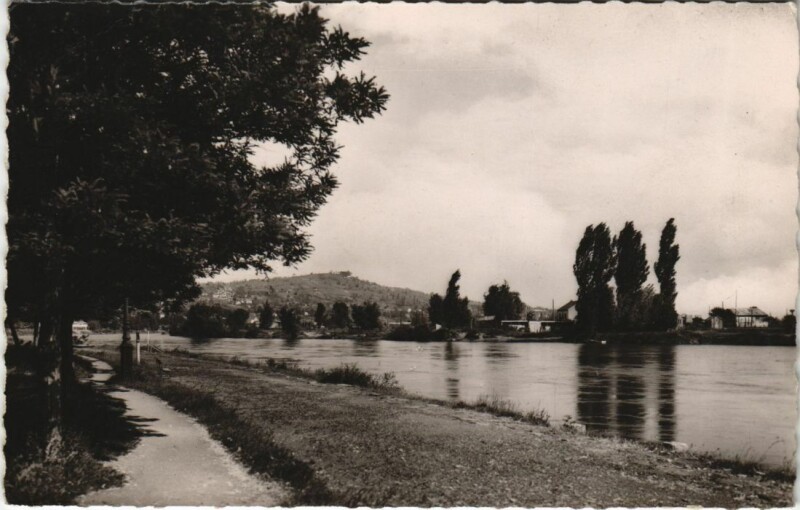 Carte postale ancienne Vichy Les Bords de l'Allier à Vichy