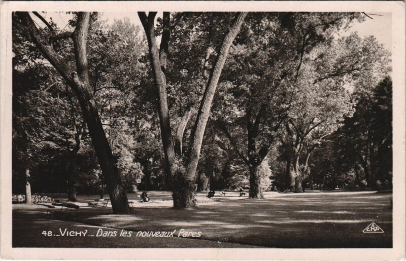 Carte postale ancienne Vichy Dans les nouveaux Parcs à Vichy