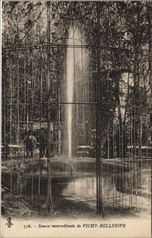 Carte postale ancienne Vichy Source intermittente à Vichy