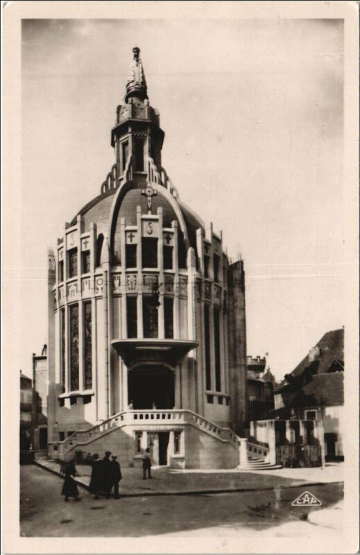 Carte postale ancienne Vichy Facade de Eglise N.-D. Des Malades à Vichy