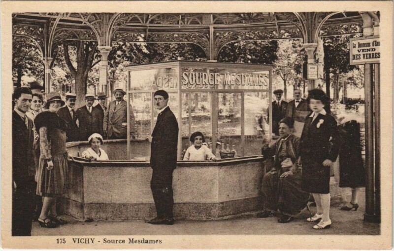 Carte postale ancienne Vichy Source Mesdames à Vichy