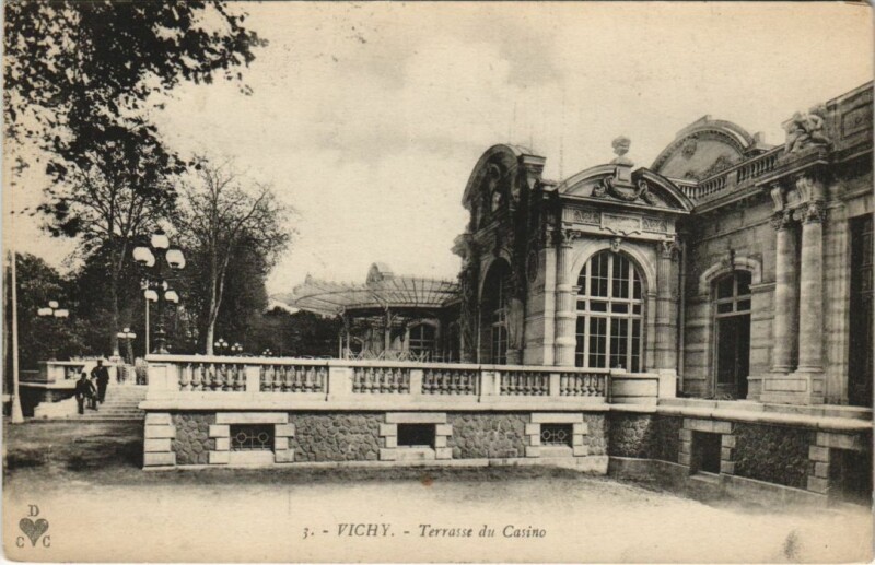 Carte postale ancienne Vichy Terrasse du Casino à Vichy