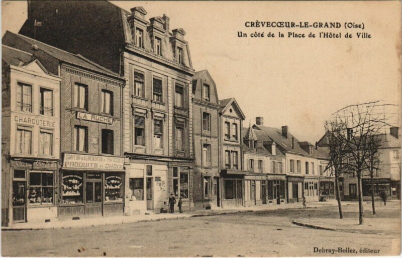 Carte postale ancienne Crevecoeur-le-Grand Un Cote de la Place de l'Hotel de Ville à Ville