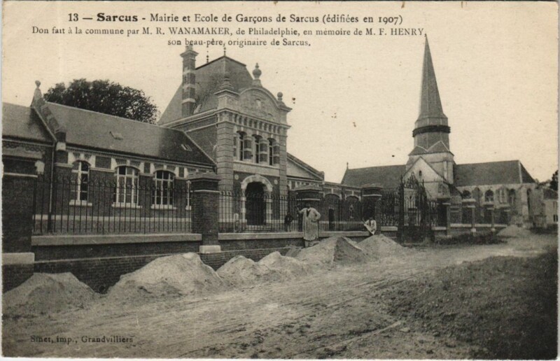 Carte postale ancienne Sarcus Mairie et Ecole de Garcons de Sarcus à Sarcus