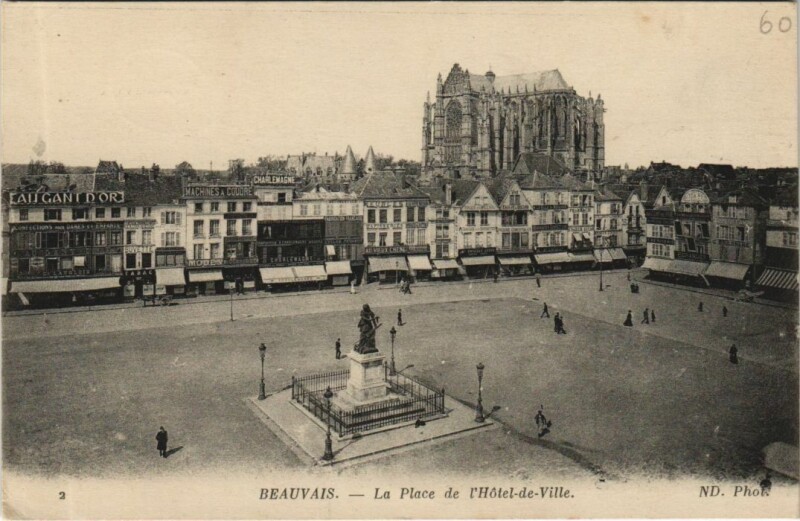 Carte postale ancienne Beauvais La Place de l'Hotel de Ville à Beauvais