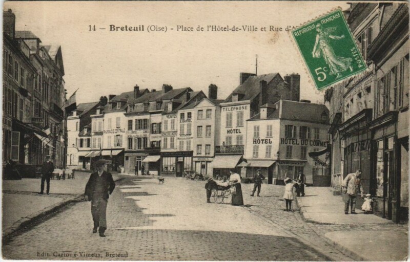 Carte postale ancienne Breteuil Place de l'Hotel de Ville à Breteuil