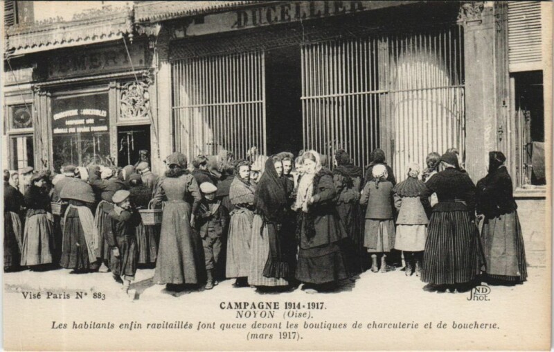 Carte postale ancienne Noyon People In Front of the Stores - Shops - 1914-1917 à Noyon