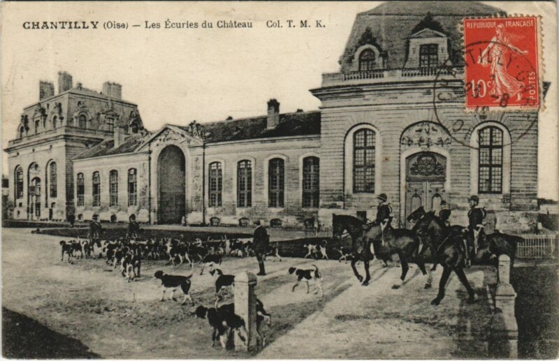 Carte postale ancienne Chantilly Les Ecuries du Chateau à Antilly