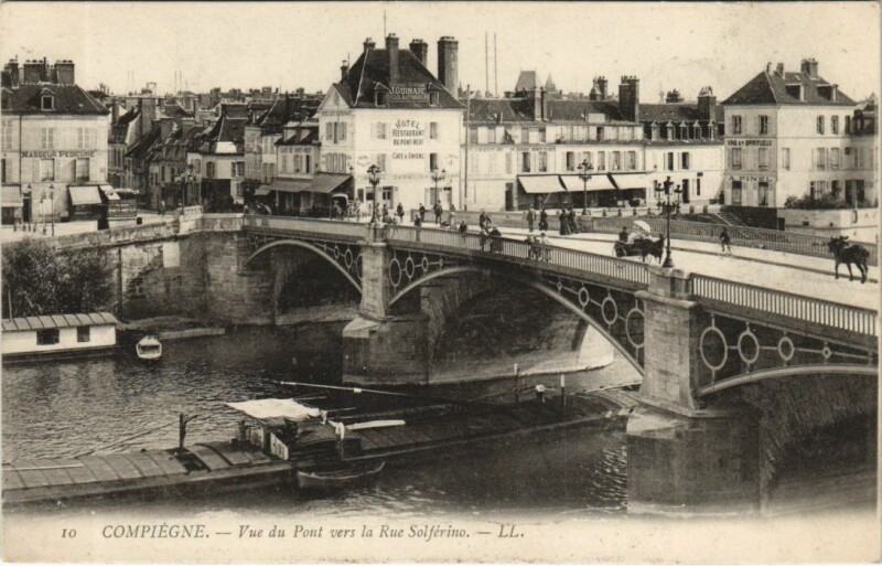 Carte postale ancienne Compiegne Vue du Pont vers la Rue Solferino