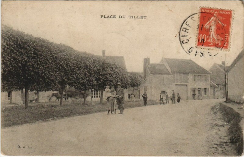 Carte postale ancienne Tille Place du Tillet