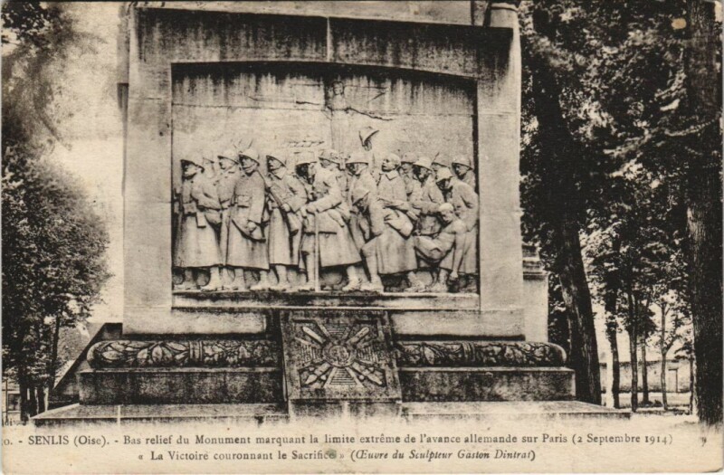 Carte postale ancienne Senlis Bas Relief du Monument à Senlis
