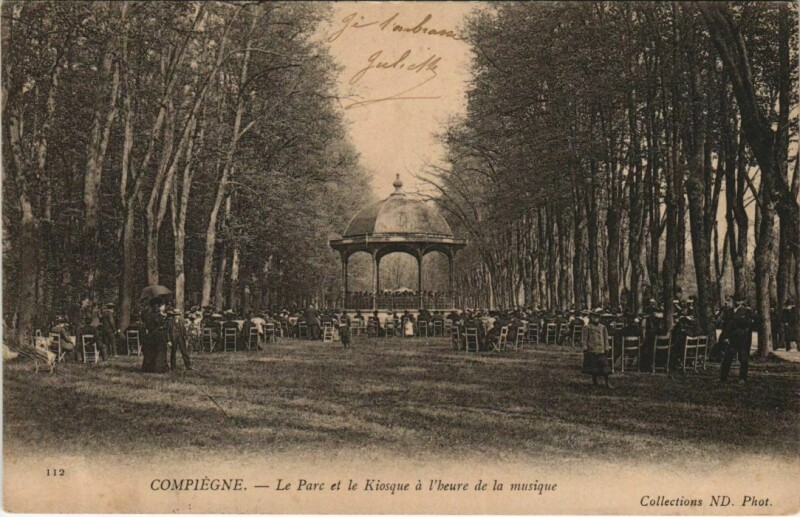Carte postale ancienne Compiegne Le Parc et le Kiosque a l'Heure de la Musique