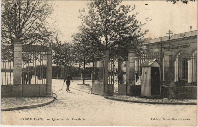 Carte postale ancienne Compiegne Quartier de Cavalerie