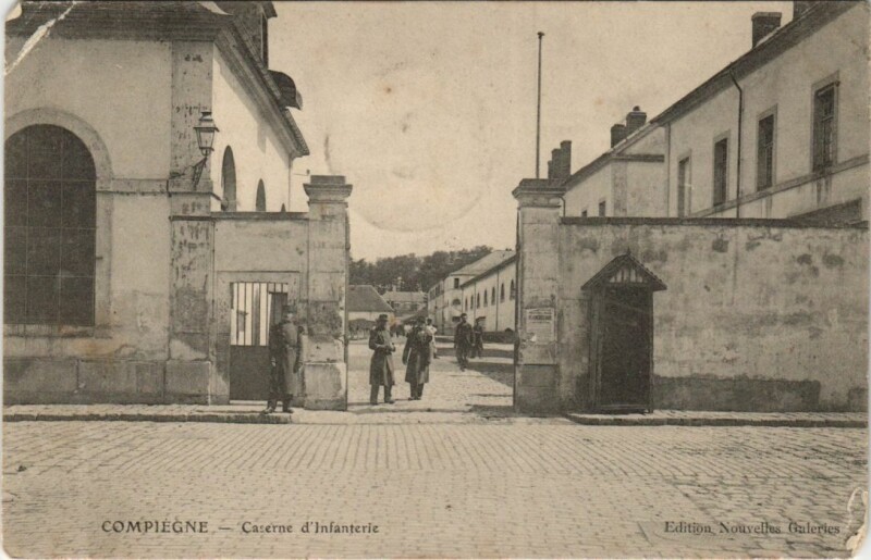 Carte postale ancienne Compiegne Caserne d'Infanterie