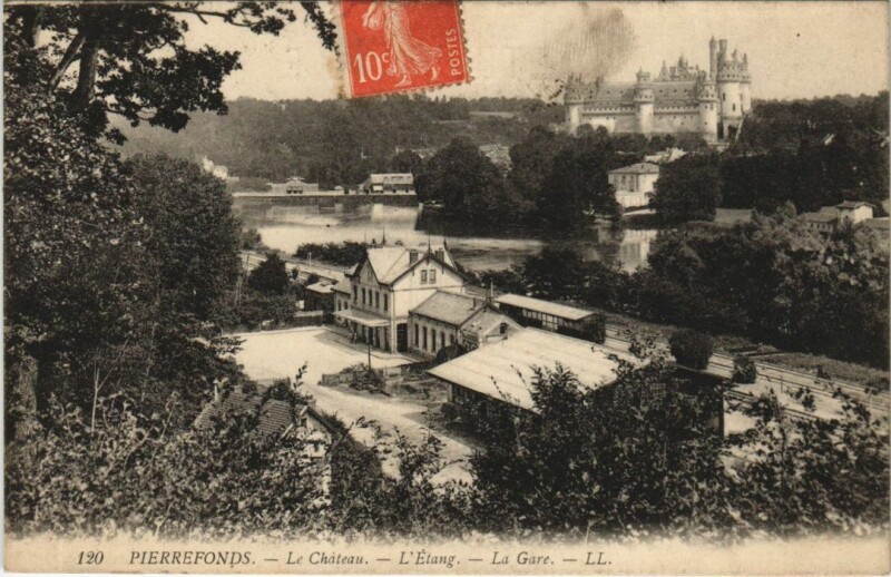 Carte postale ancienne Pierrefonds Le Chateau - L'Etang - La Gare à Pierrefonds