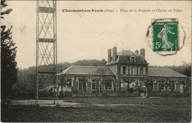 Carte postale ancienne Chaumont-en-Vexin Place de la Foulerie et l'Ecole des Filles à Chaumont-en-Vexin