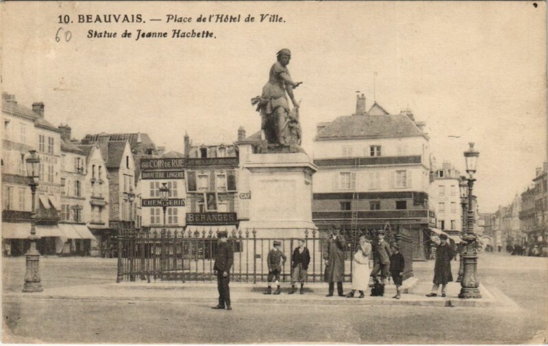 Carte postale ancienne Beauvais Place de l'Hotel de Ville - Statue de Jeanne Hachette à Beauvais